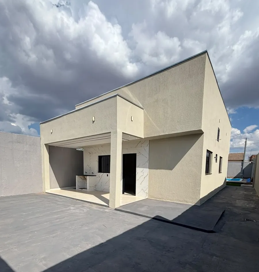 Lateral da casa, com área coberta e piso externo