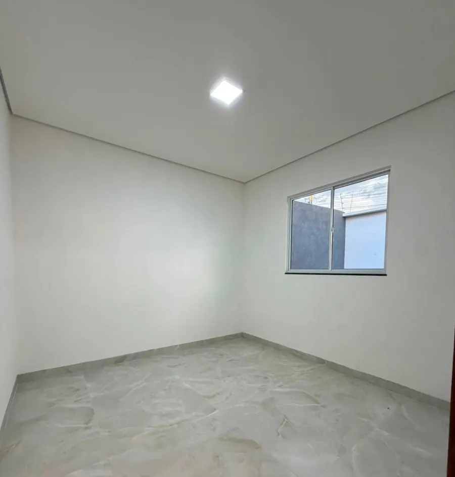 Quarto com janela na parede lateral direita e piso de porcelanato claro