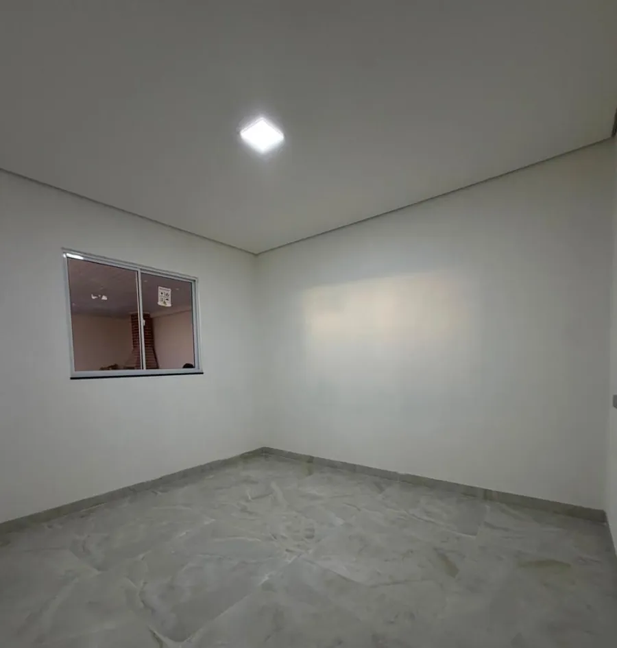 Quarto com janela na parede esquerda e piso de porcelanato